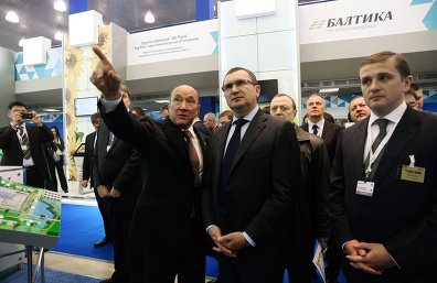 俄农业部部长费奥多罗夫（中）出席于莫斯科举行的上合组织“农业技术创新”博览会。