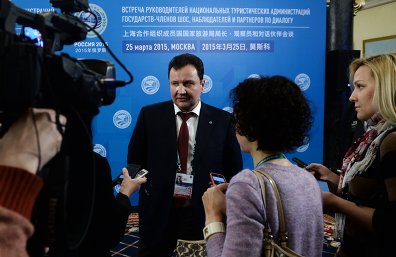 俄旅游署副署长科罗廖夫回答记者提问。