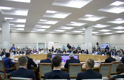 首届金砖及上合青年论坛于乌法举行